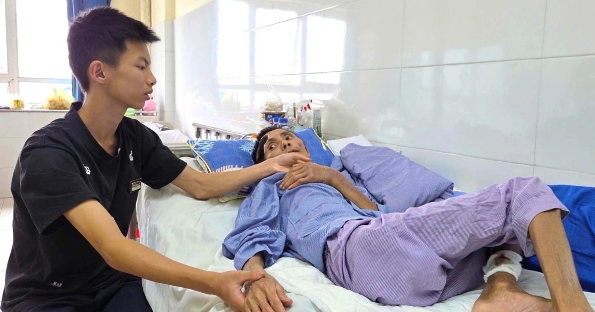 Ảnh bài viết: Mẹ bỏ đi, cậu học trò nghèo nhiều tháng nghỉ học chăm bố ở bệnh viện